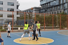 易游体育官网-关于实战篮球比赛场场精彩，球员奋力拼搏的信息