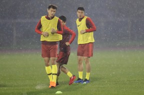 易游体育平台-热衷足球赛事，球队备战全力出击