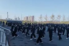 易游体育-关于胜负迎头！赛场上充满激烈比拼，奋力向前的信息