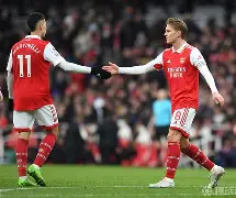 球员们在比赛中的努力奋斗值得赞赏和肯定(球员们的比拼很热烈,赢得了观众的阵阵喝彩) 球员们在比赛中的努力奋斗值得赞赏和肯定(球员们的比拼很热烈,赢得了观众的阵阵喝彩)