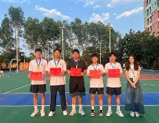 球员们在比赛中的努力奋斗值得赞赏和肯定(球员们的比拼很热烈,赢得了观众的阵阵喝彩) 球员们在比赛中的努力奋斗值得赞赏和肯定(球员们的比拼很热烈,赢得了观众的阵阵喝彩)