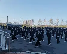 关于胜负迎头！赛场上充满激烈比拼，奋力向前的信息