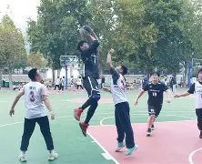 关于两雄争霸场上对抗激烈，胜负不分分秒必争无冕之王闪耀舞台，实力见证传奇辉煌的信息